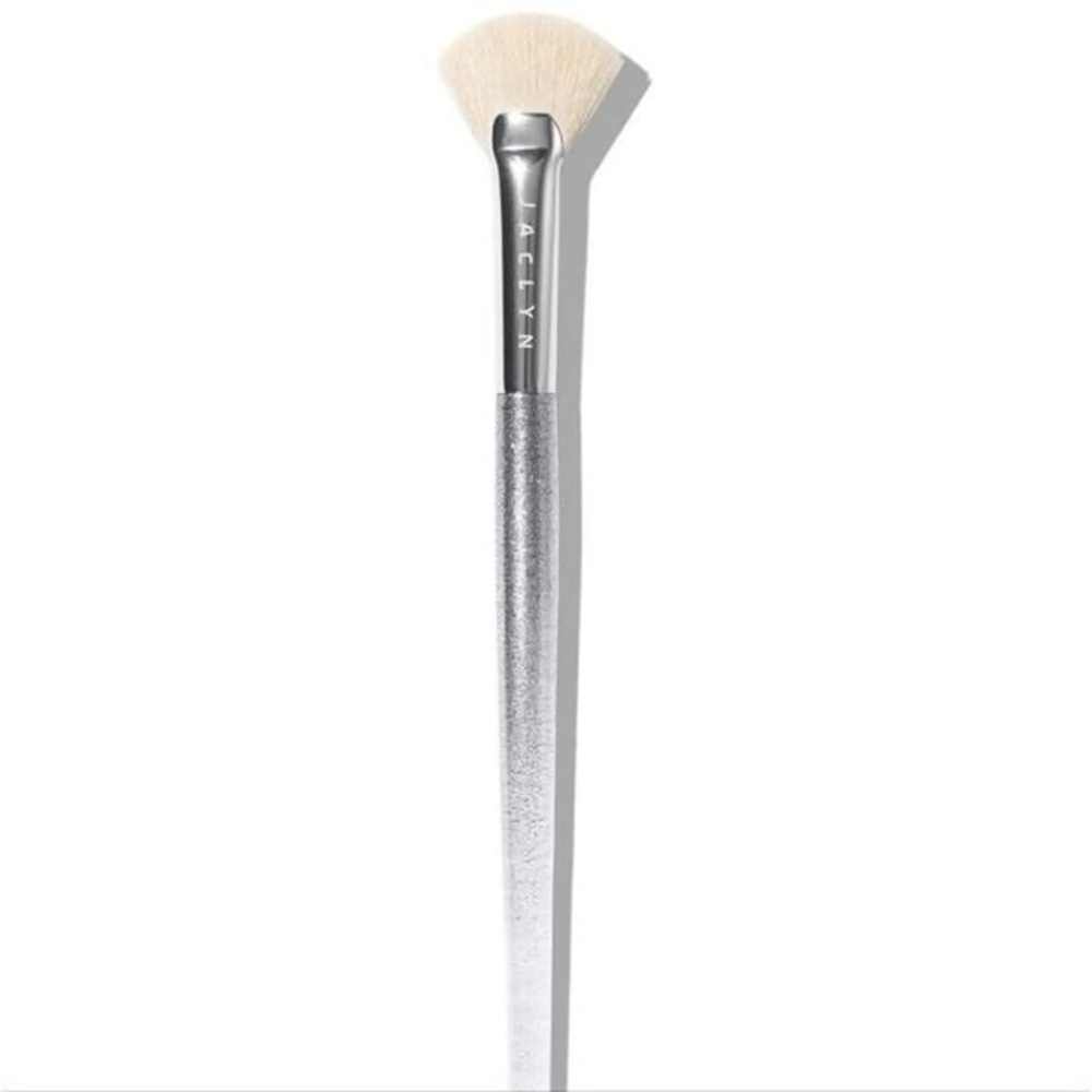 Jaclyn Cosmetics - J03 Beaming Lights Highlighter Brush